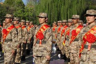 乔治娜动态：和孩子们一起观战C罗比赛，练习射门但击中横梁⚽